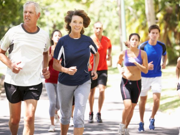 Bieganie dla osób powyżej 50 roku życia: Wskazówki i triki dotyczące bezpiecznego biegania